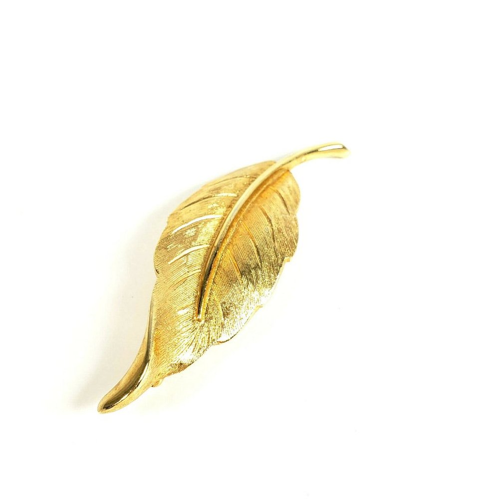 Vintage Avon Curled Leaf Brooch Graceful Leaf Gold - Picture 2 of 5